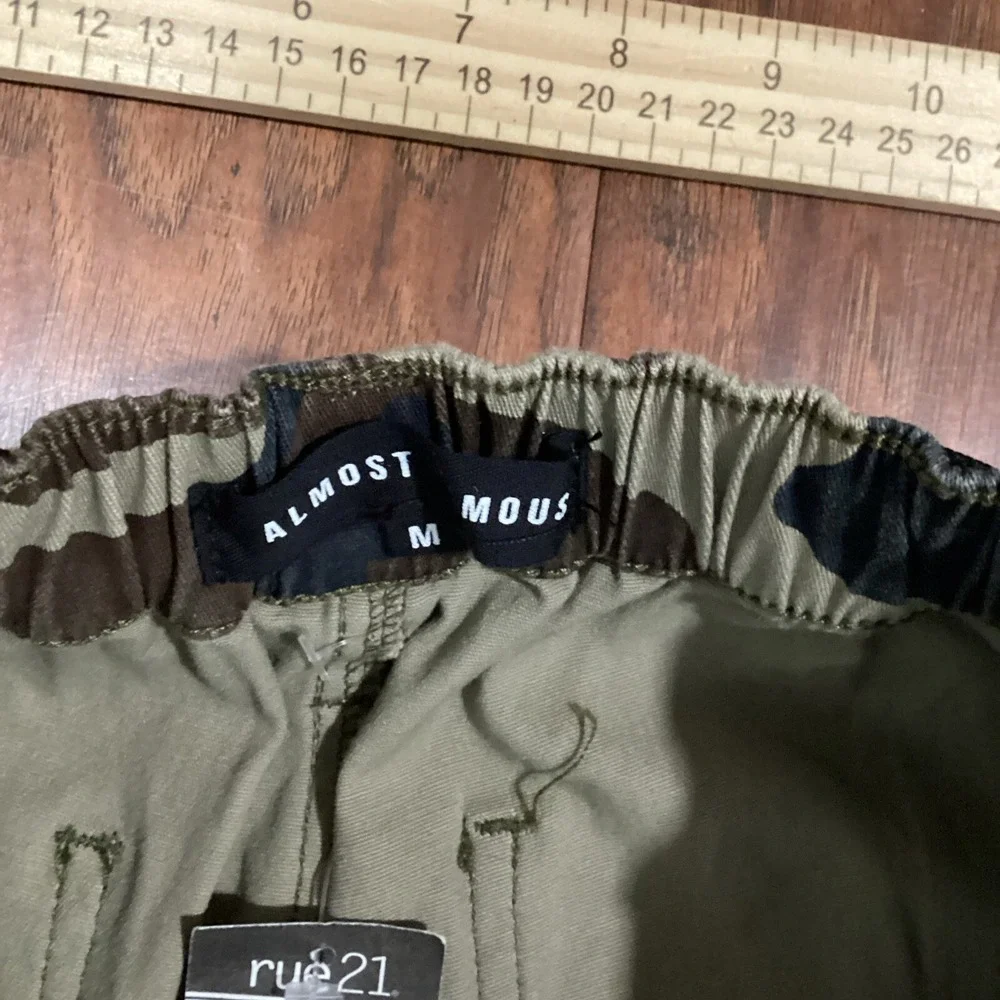Almost Famous Cargo Pants Womens Sz Medium Green  Camo Elastic Expandable Waist